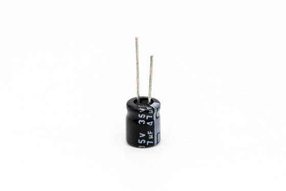 Nhiệt độ rộng màu đen Tụ điện thu nhỏ 5x7mm 25v 47uf
