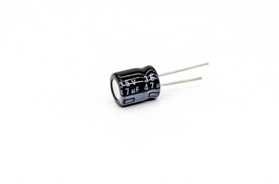 Nhiệt độ rộng màu đen Tụ điện thu nhỏ 5x7mm 25v 47uf
